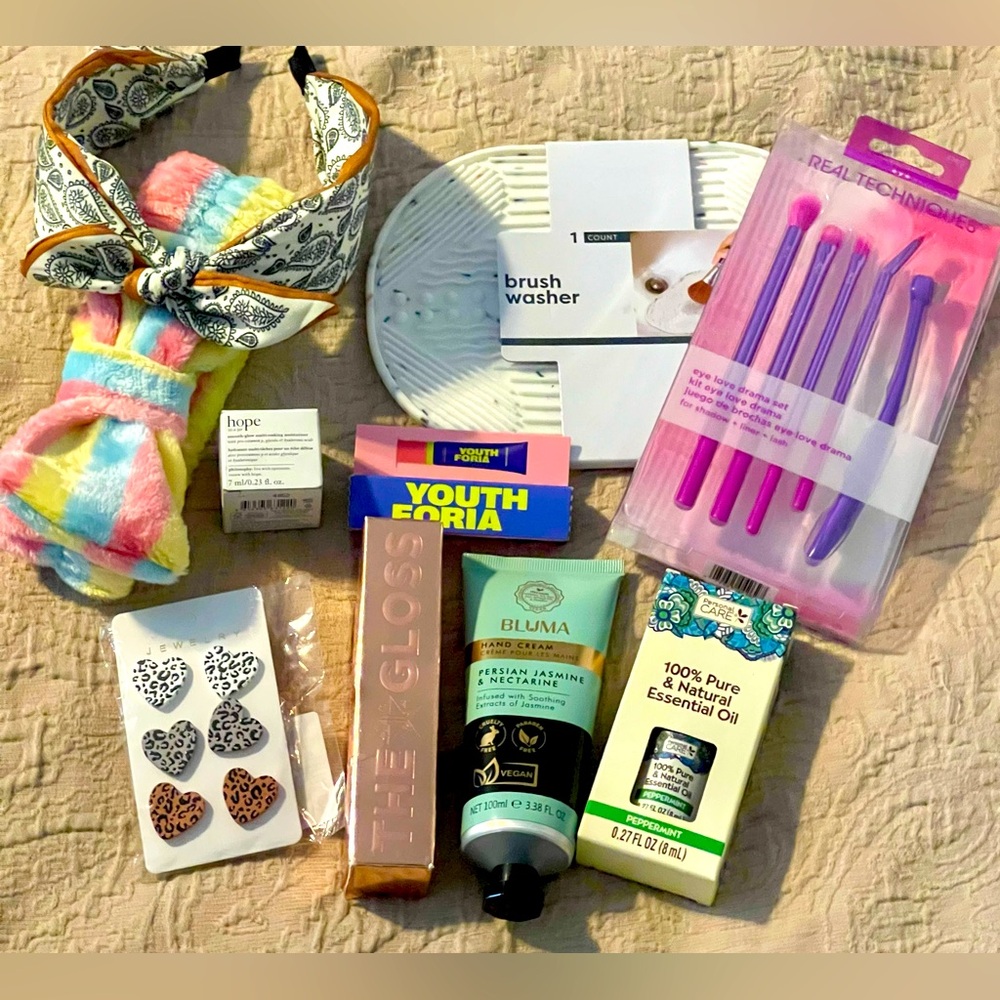 10 piece accessories bundle. Please see all pics. All items are new never used.